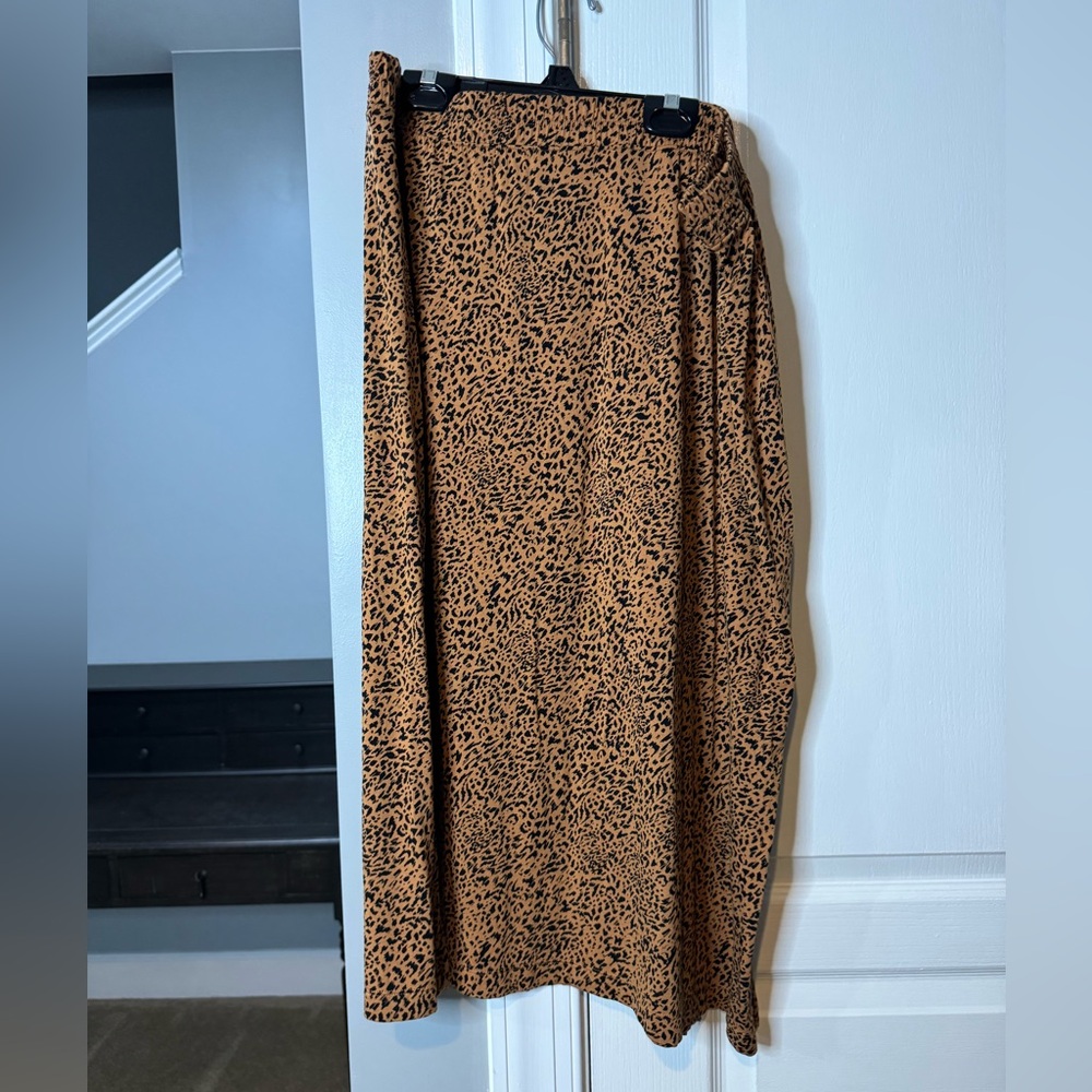 Amazon Essentials pull on skirt, size XL, animal print.